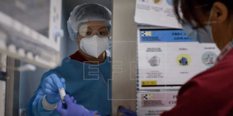 Personal sanitario del Hospital de La Candelaria en la planta covid / EFE Ramón de la Rocha